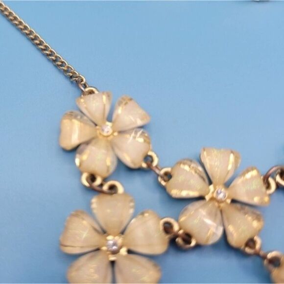 🔥The Limited pale pink flower 🌸 cluster necklace matching earrings 😍 - Picture 8 of 14